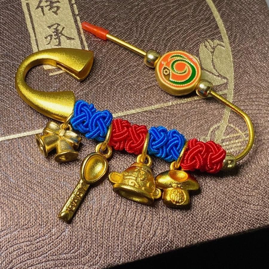 買家實拍:吃穿不愁別針放在傳承禮盒上